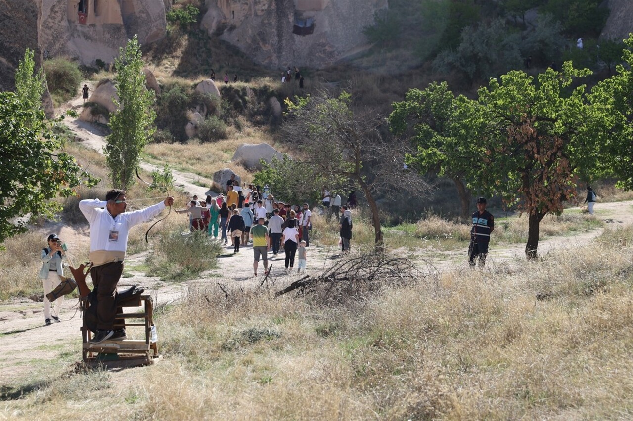 Nevşehir'in Uçhisar beldesinde Gökbörü Geleneksel Spor Kulübü öncülüğünde peribacalarıyla kaplı...