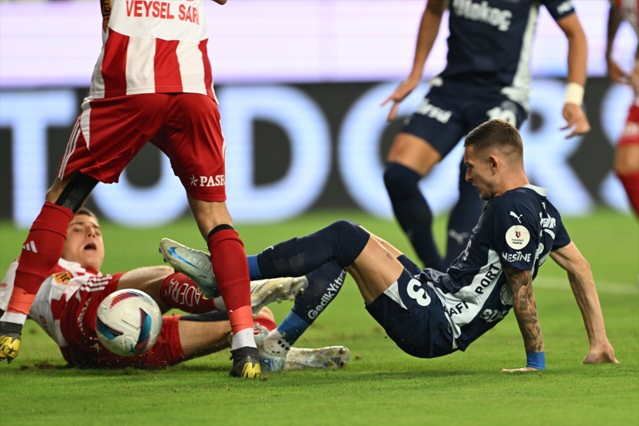 Trendyol Süper Lig'in 7. haftasında Antalyaspor ile Fenerbahçe takımları, Corendon Airlines Park...