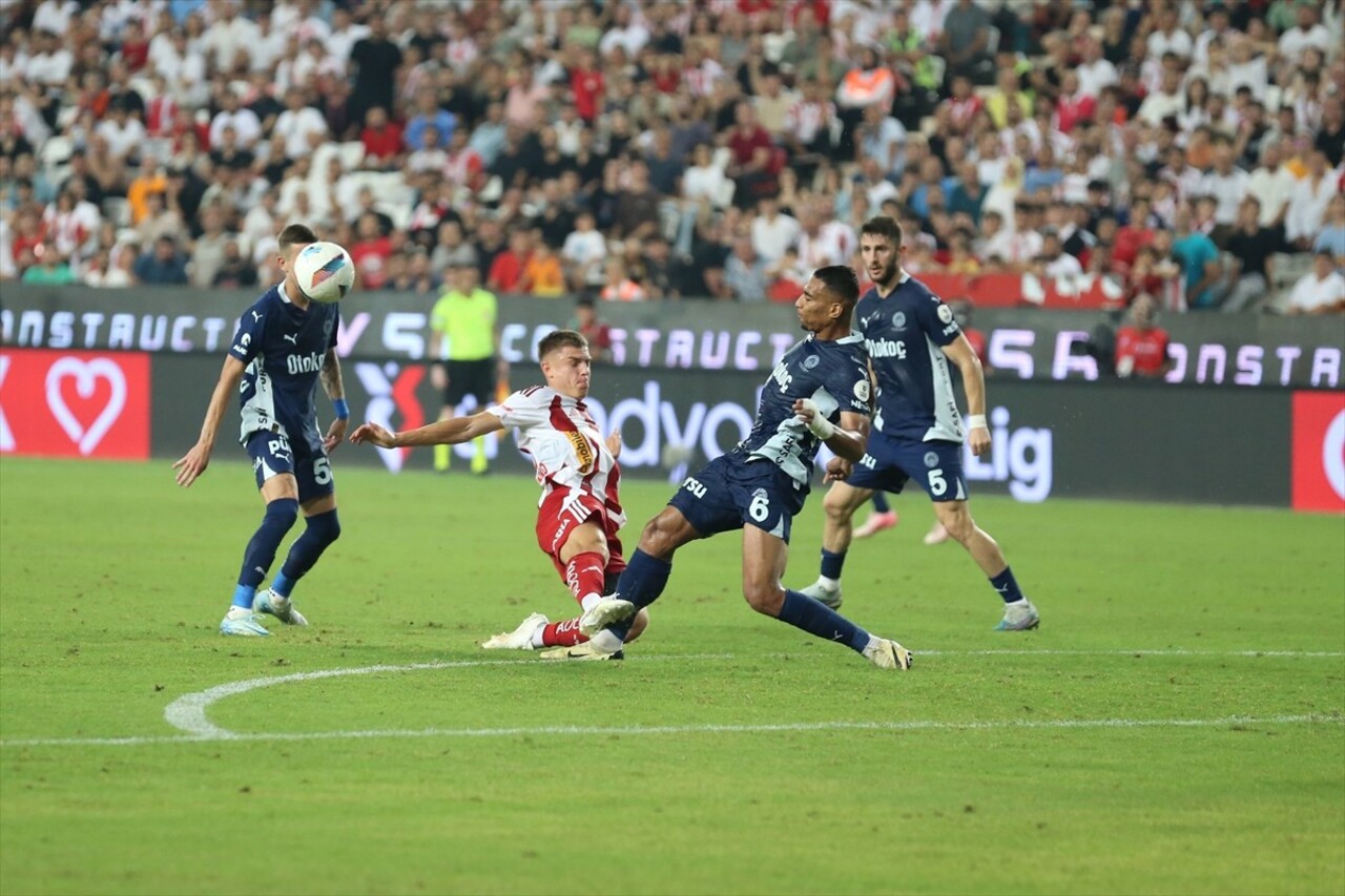 Trendyol Süper Lig'in 7. haftasında Antalyaspor ile Fenerbahçe Corendon Airlines Park Antalya...