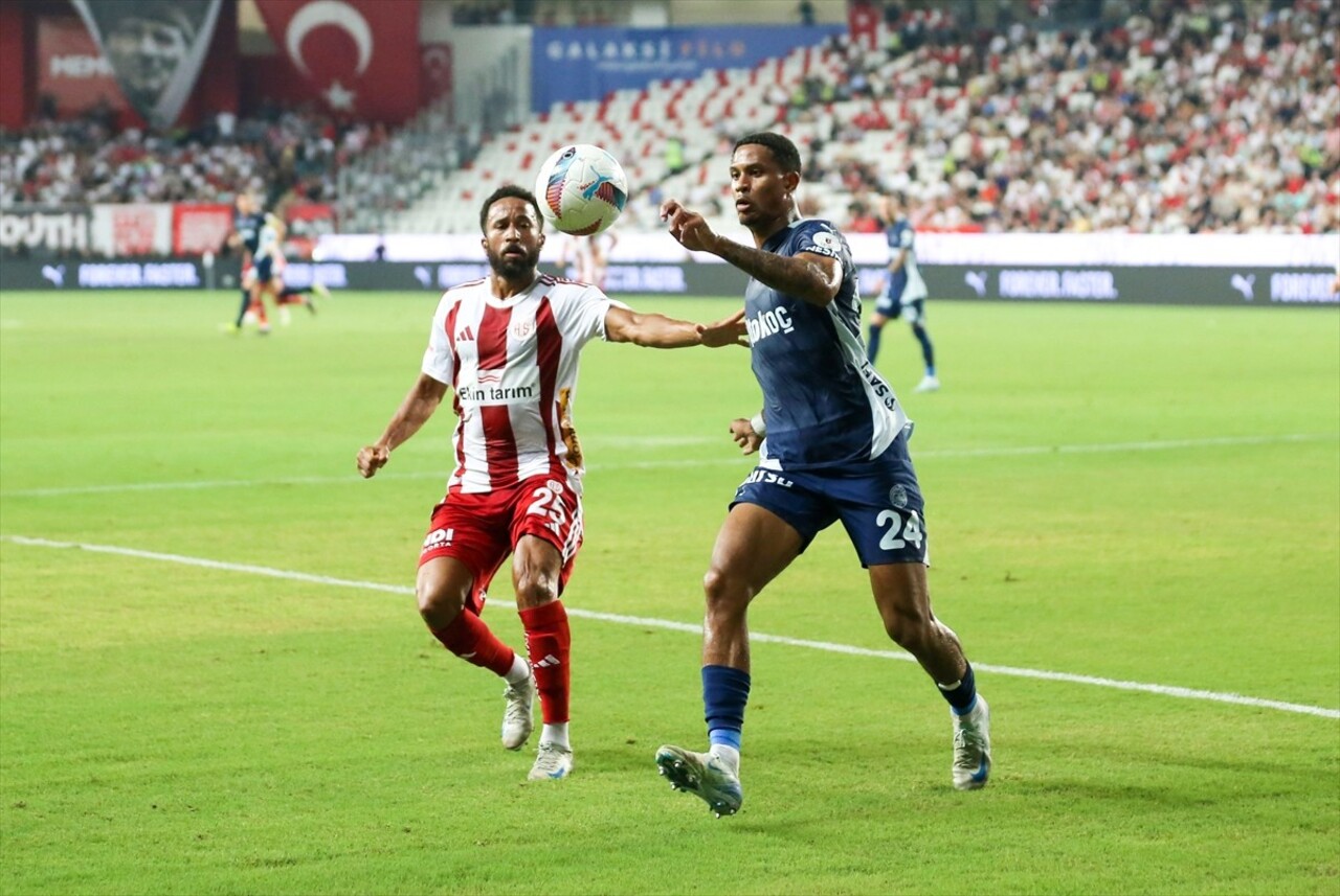 Trendyol Süper Lig'in 7. haftasında Antalyaspor ile Fenerbahçe Corendon Airlines Park Antalya...