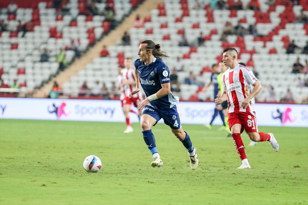 Trendyol Süper Lig'in 7. haftasında Antalyaspor ile Fenerbahçe Corendon Airlines Park Antalya...