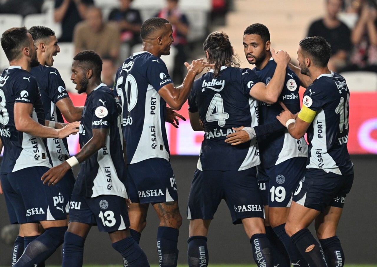 Trendyol Süper Lig'in 7. haftasında Antalyaspor ile Fenerbahçe takımları, Corendon Airlines Park...