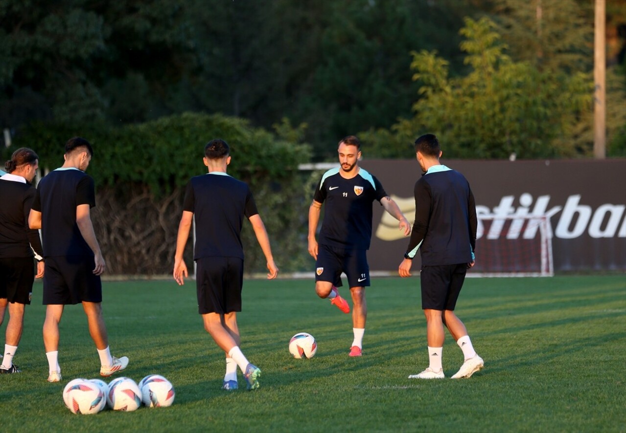 Bellona Kayserispor, teknik direktör Burak Yılmaz (solda) yönetiminde, Trendyol Süper Lig'in 7....