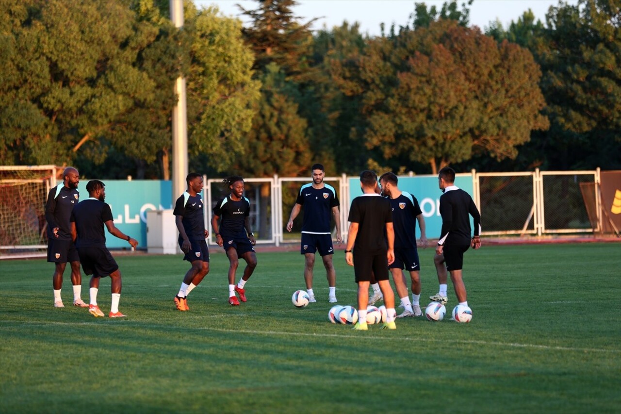 Bellona Kayserispor, teknik direktör Burak Yılmaz (solda) yönetiminde, Trendyol Süper Lig'in 7....