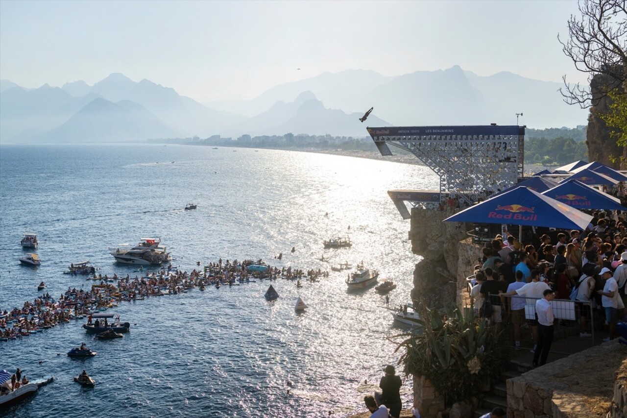 Antalya'da düzenlenen "Red Bull Cliff Diving Dünya Serisi"nin 7'nci etabı tamamlandı.
Antalya...