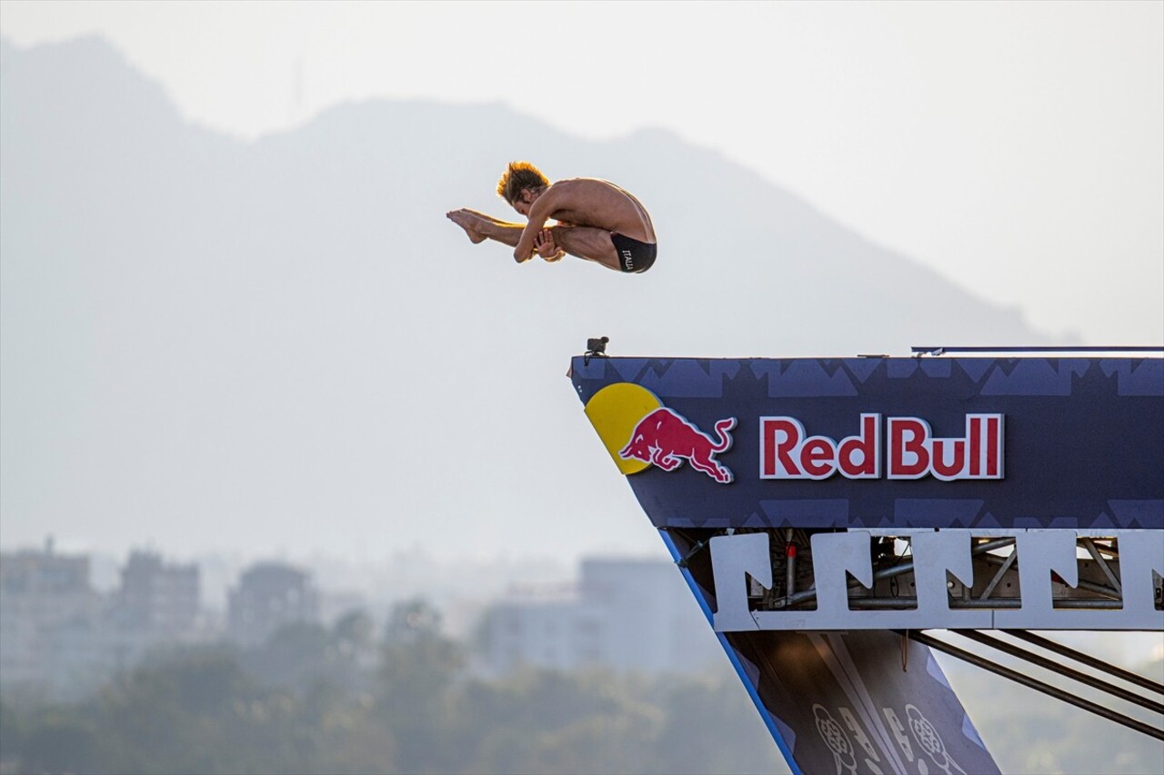 Antalya'da düzenlenen "Red Bull Cliff Diving Dünya Serisi"nin 7'nci etabı tamamlandı.
Antalya...