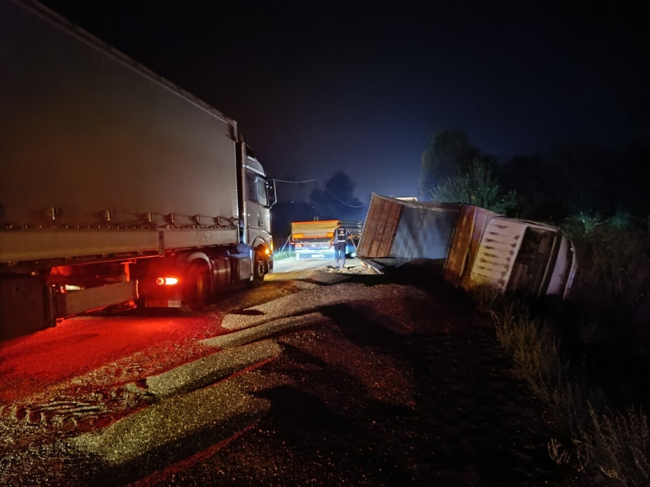 Pazaryeri ilçesinde bir kamyonet ve iki otomobilin karıştığı trafik kazasında, 1 kişi...