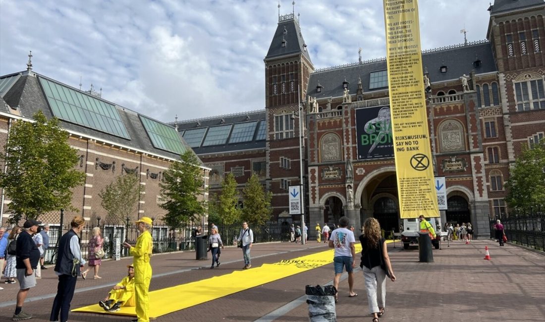 Amsterdam'da çevreciler, Rijksmuseum'un girişini