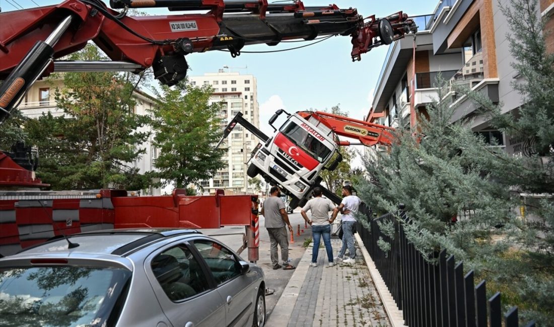 Çankaya'da bir vinç çatıda