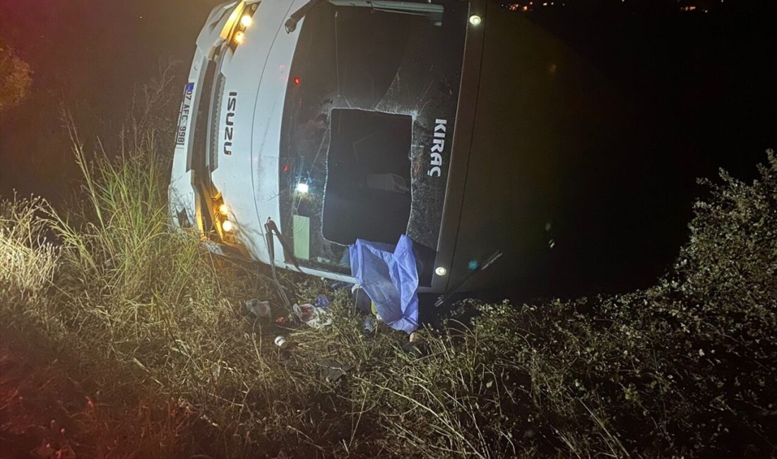 Antalya'nın Serik ilçesinde devrilen