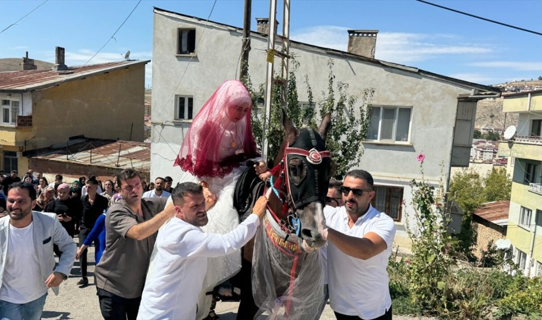 Bayburt'ta geleneksel düğünlerde gelin,