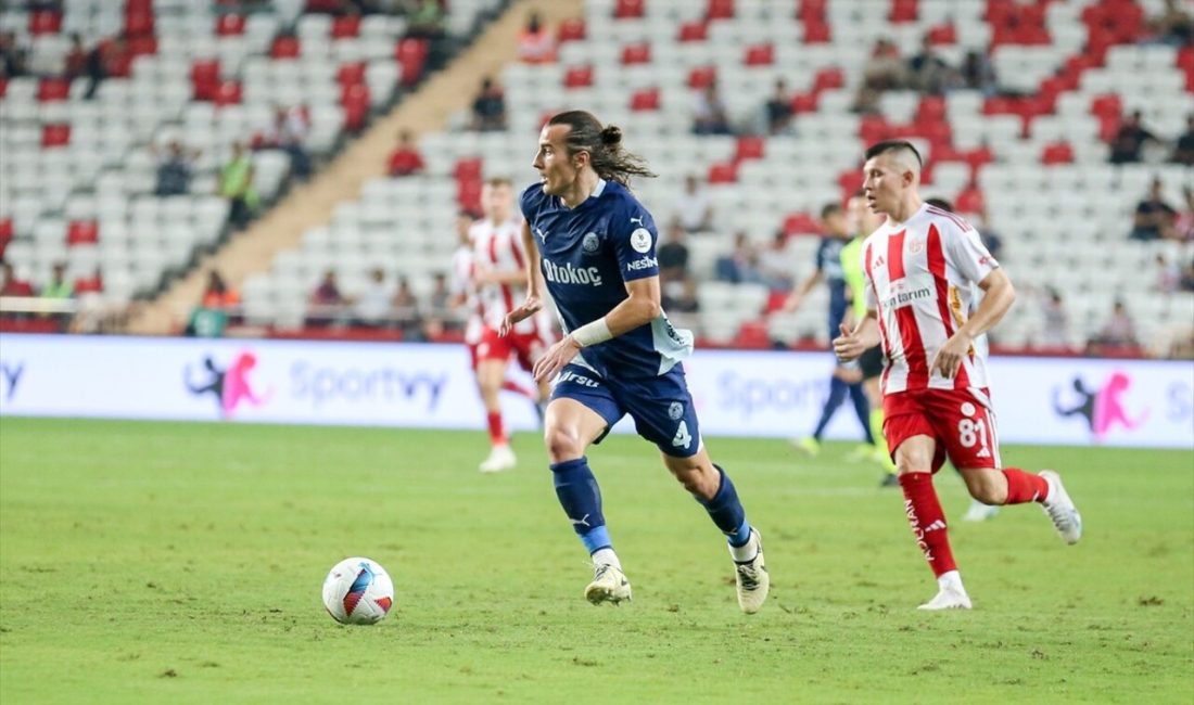 Fenerbahçe, Antalyaspor'u 2-0 yenerek