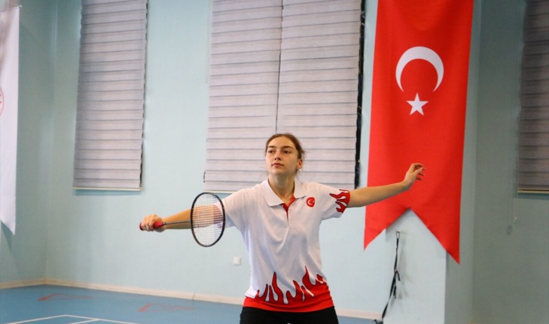 18 yaşındaki milli badmintoncu