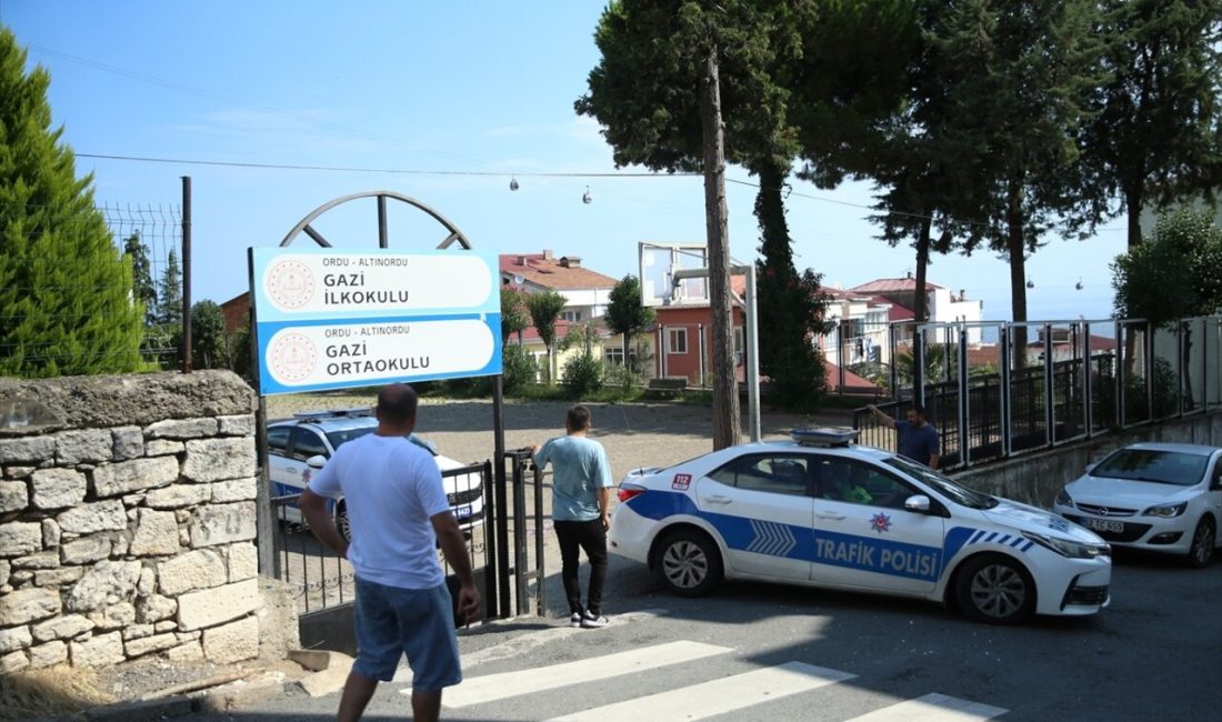 Ordu'da okul bahçesinde öğretmeni