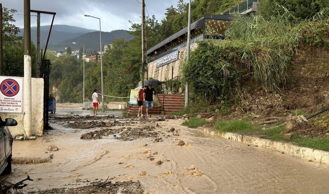 Gerze'de etkili olan sağanak