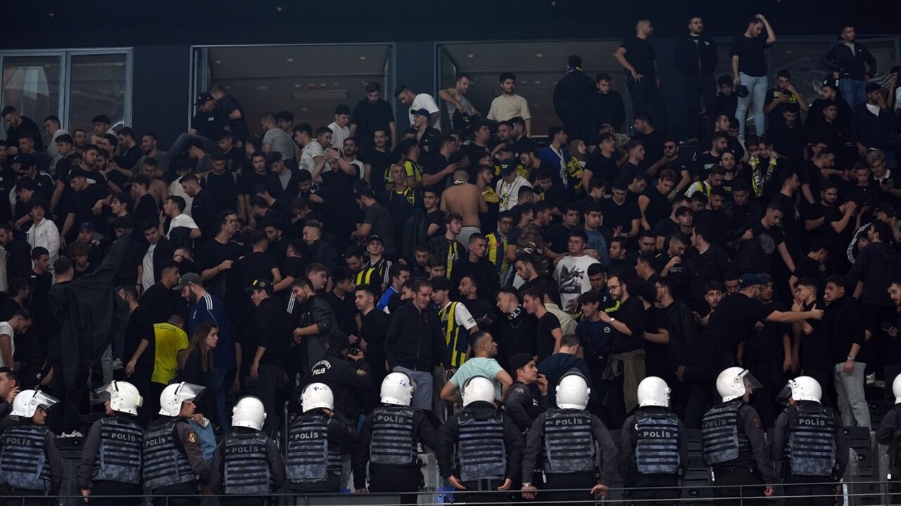 Fenerbahçe Opet ile Beşiktaş arasında Basketbol Gelişim Merkezi'nde oynanan FIBA Kadınlar Süper...