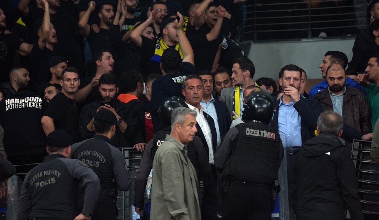 Fenerbahçe Opet ile Beşiktaş arasında Basketbol Gelişim Merkezi'nde oynanan FIBA Kadınlar Süper...