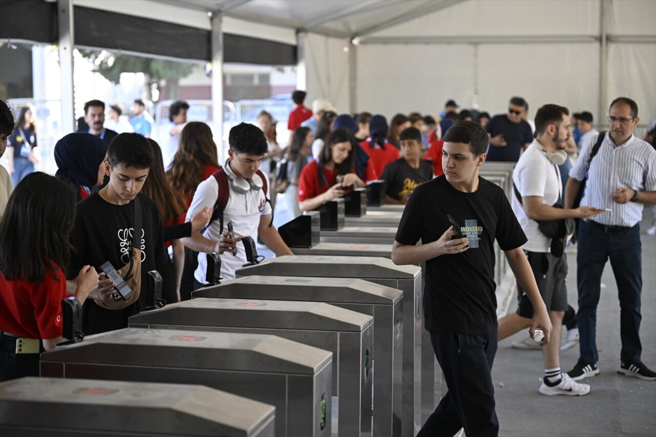 Adana'da düzenlenen Havacılık, Uzay ve Teknoloji Festivali'nin (TEKNOFEST) ikinci gününde akrobasi...