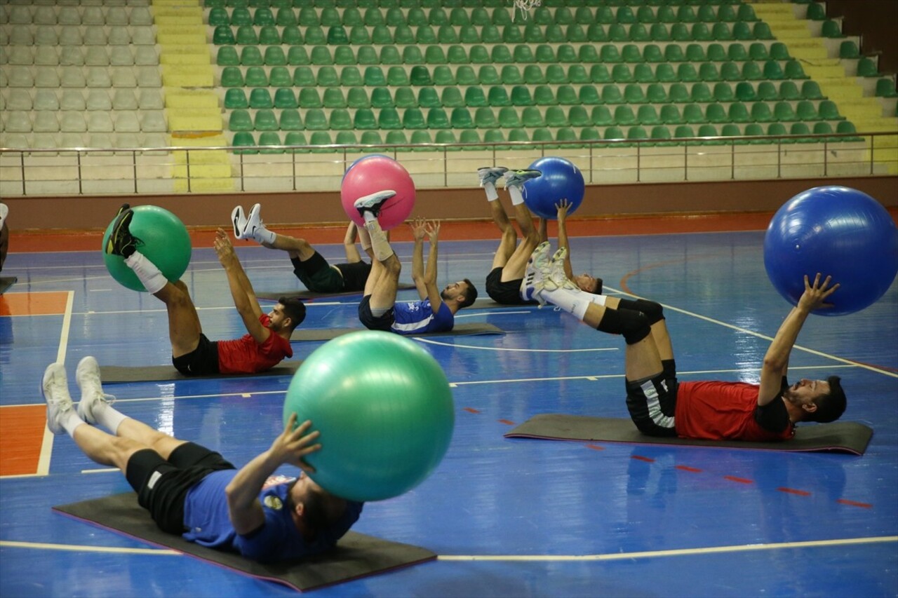 Voleybol Efeler Ligi ekibi Akkuş Belediyespor, yeni sezon hazırlıklarını Ünye'deki spor salonunda...