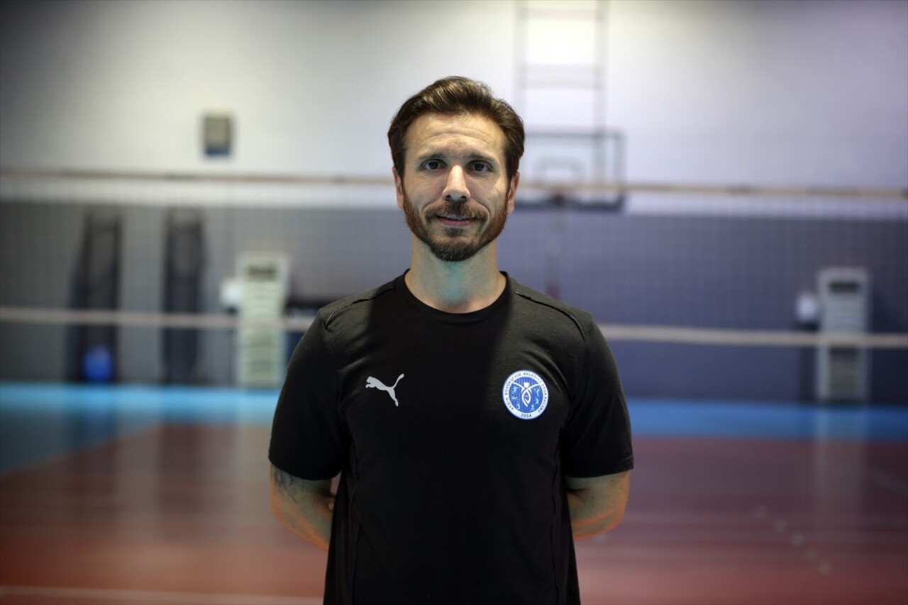 Voleybol Vodafone Sultanlar Ligi ekiplerinden Aydın Büyükşehir Belediyespor'un başantrenörü Alper...