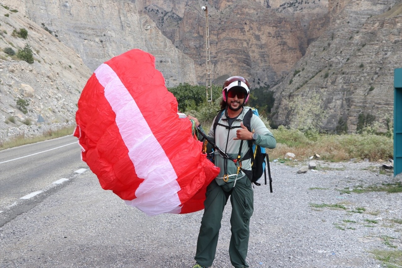 Türkiye şampiyonu akrobasi ve yamaç paraşütü pilotu Ferdi Toy, organizasyonlara Erzurum'un...