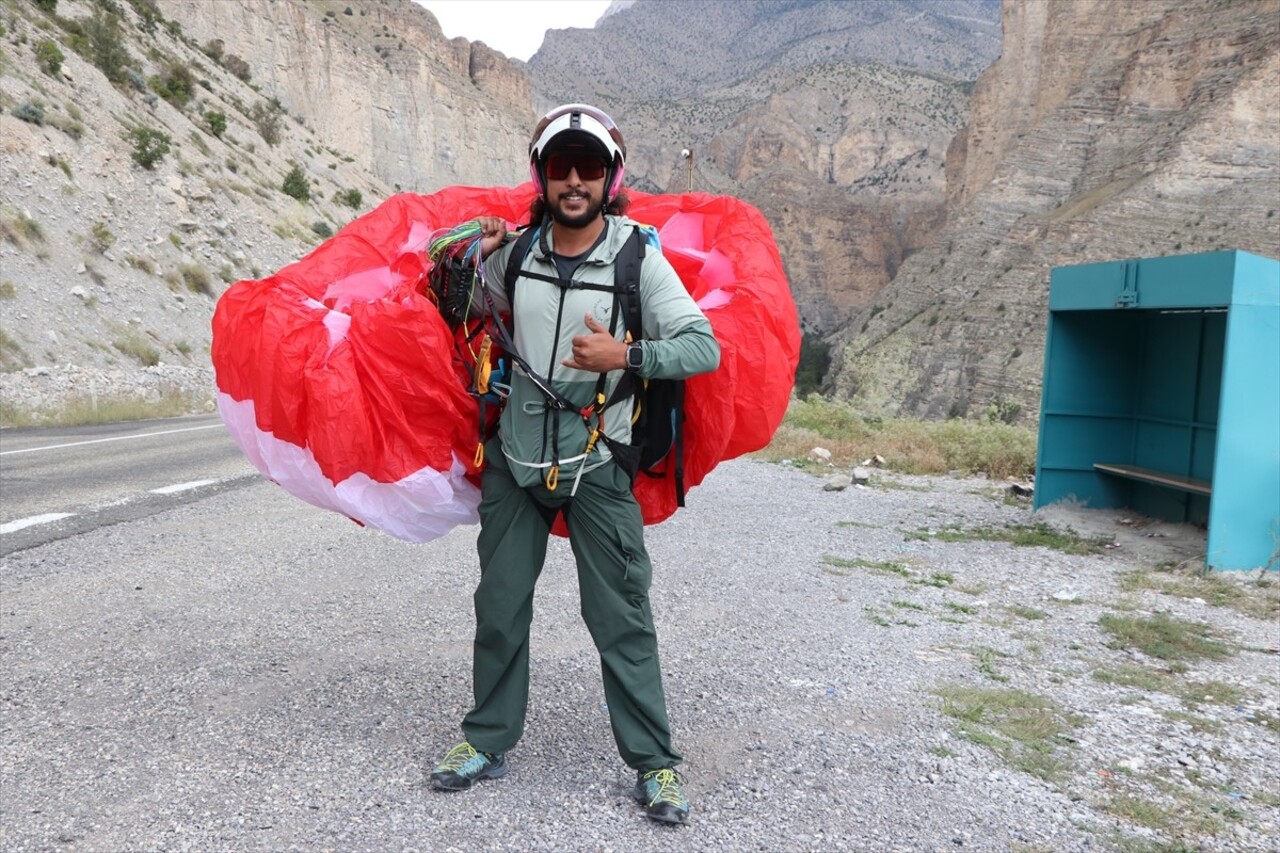 Türkiye şampiyonu akrobasi ve yamaç paraşütü pilotu Ferdi Toy, organizasyonlara Erzurum'un...