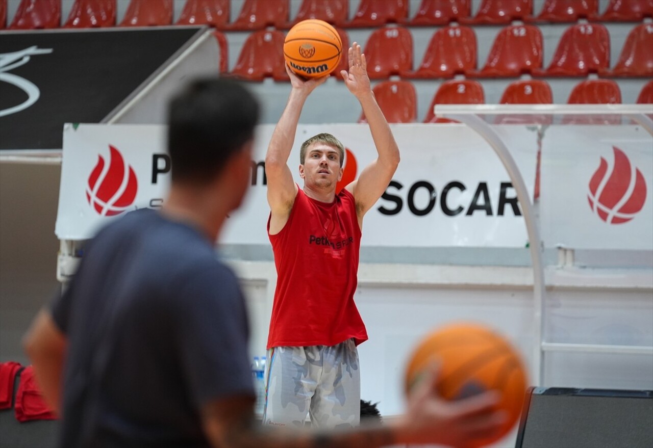 Türkiye Sigorta Basketbol Süper Ligi ekiplerinden Aliağa Petkimspor'un ABD'li oyuncusu Peyton...