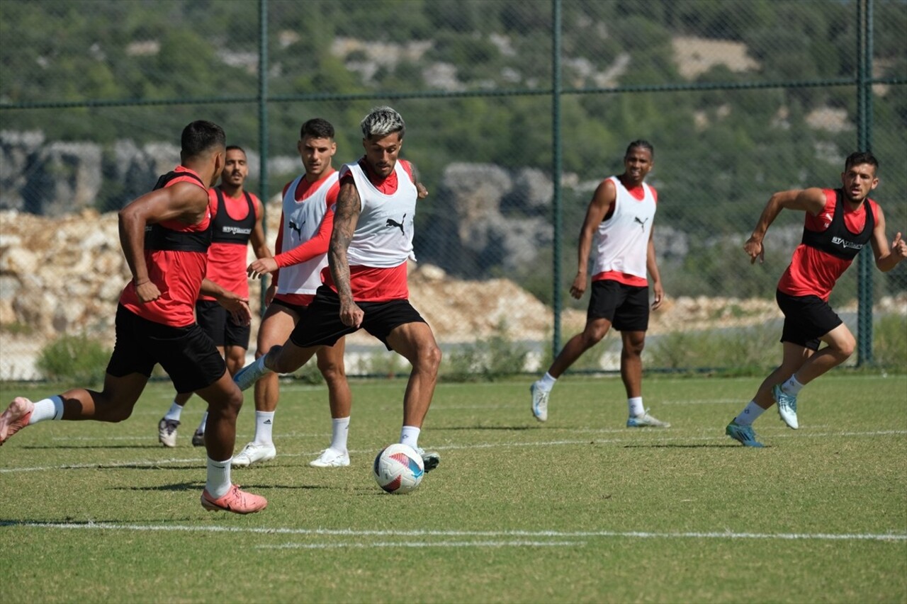 Atakaş Hatayspor, Trendyol Süper Lig'in 8. haftasında Mersin'de Trabzonspor ile oynayacağı maçın...