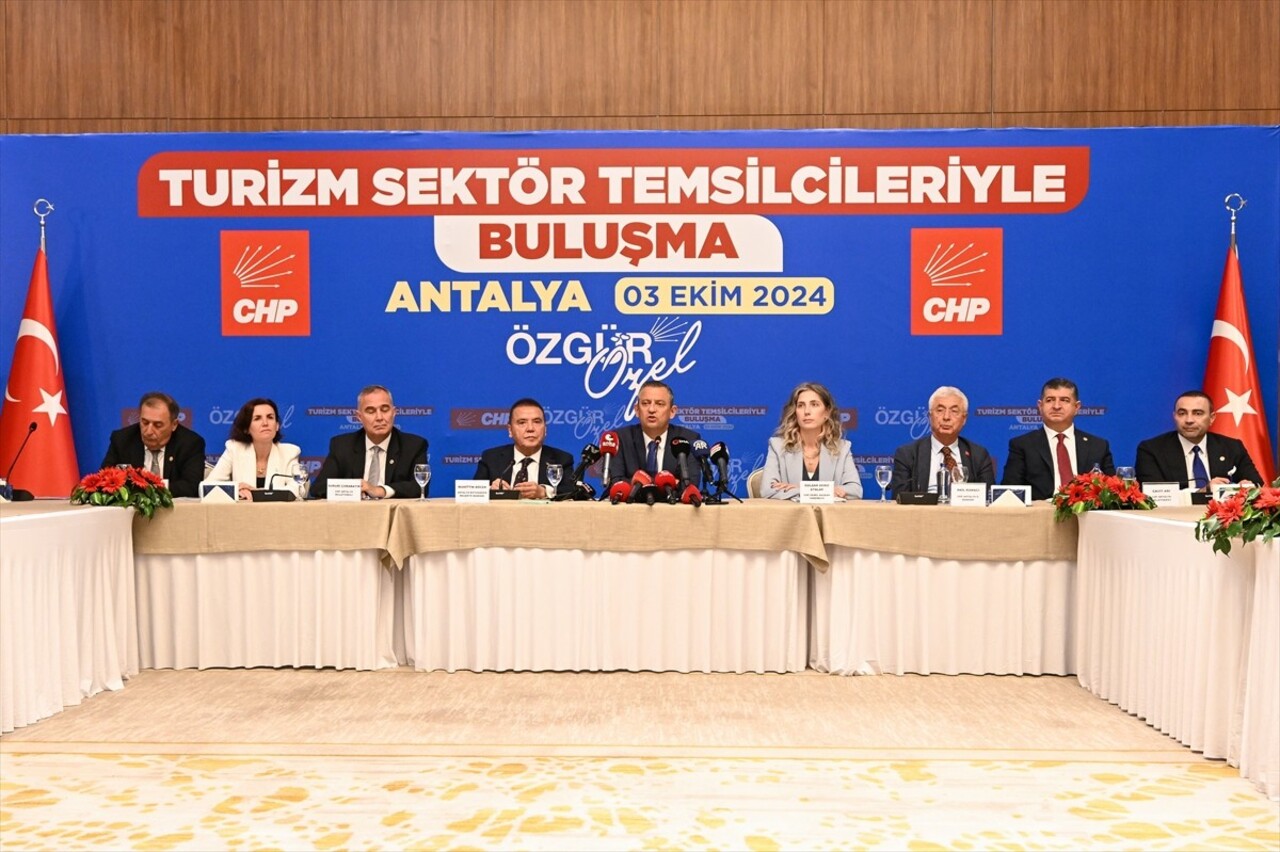 Antalya'da ziyaretlerini sürdüren CHP Genel Başkanı Özgür Özel, kentteki bir otelde turizm sektör...