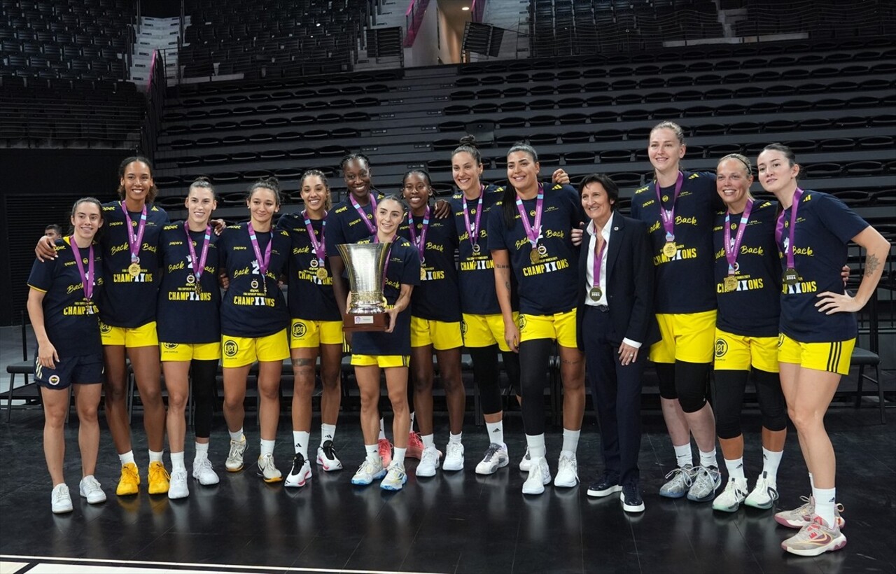 FIBA Kadınlar Süper Kupa karşılaşmasında Beşiktaş'ı 79-63 mağlup eden Fenerbahçe Opet, kupasını...