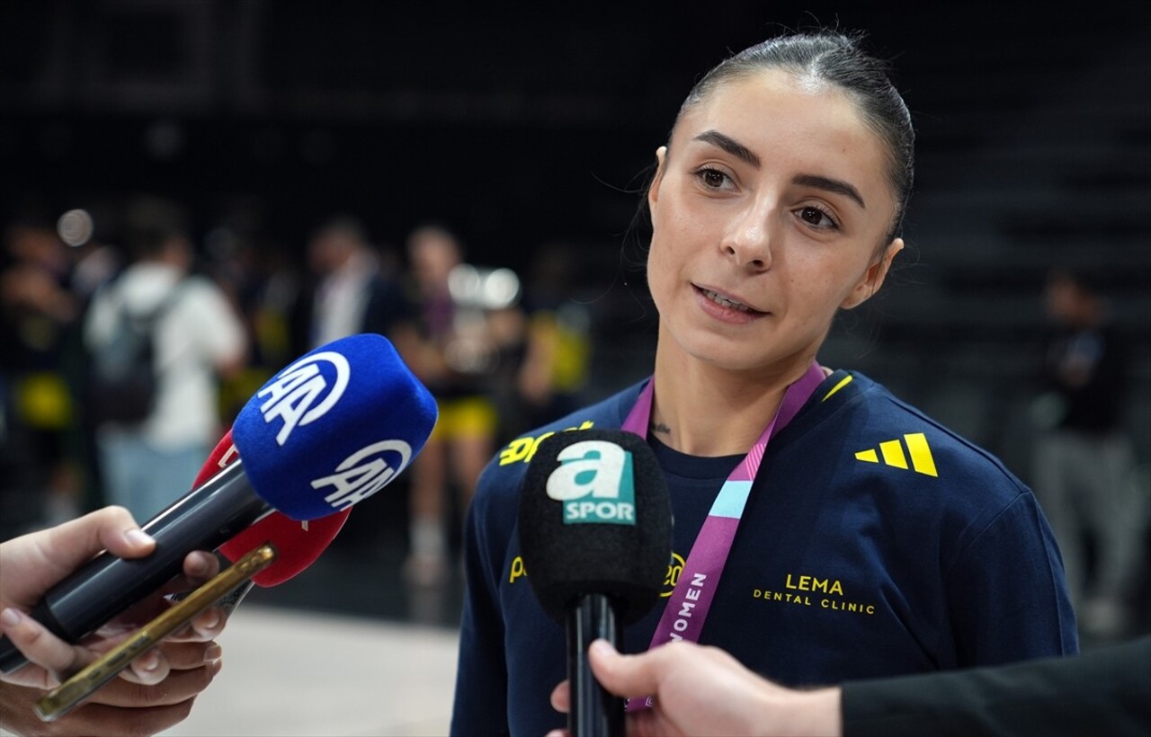 FIBA Kadınlar Süper Kupa karşılaşmasında Beşiktaş'ı 79-63 mağlup eden Fenerbahçe Opet, kupasını...