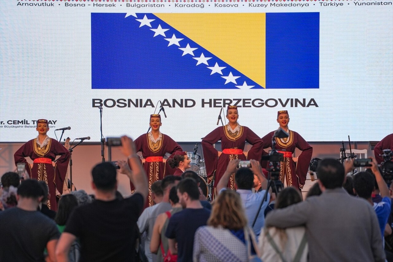 İzmir Büyükşehir Belediyesince düzenlenen Uluslararası Balkanlılar Halk Dansları Festivali...