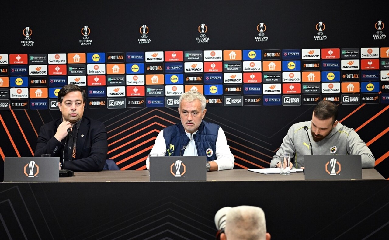 Fenerbahçe Teknik direktörü Jose Mourinho, UEFA Avrupa Ligi’ndeki Twente-Fenerbahçe maçı sonrası...