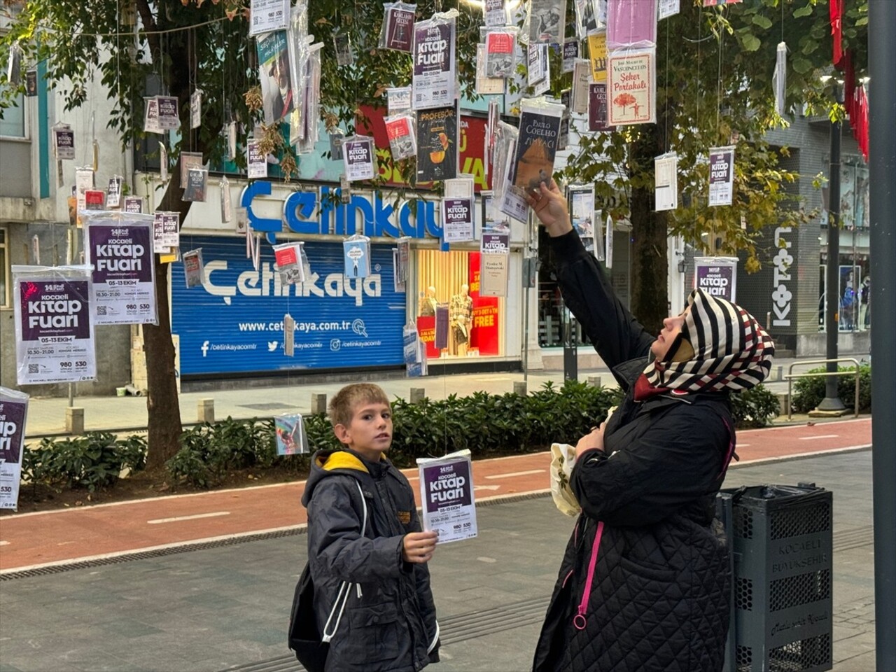 Kocaeli Büyükşehir Belediyesince bu yıl 14'üncüsü düzenlenen Kocaeli Kitap Fuarı, 530 yayın evi...