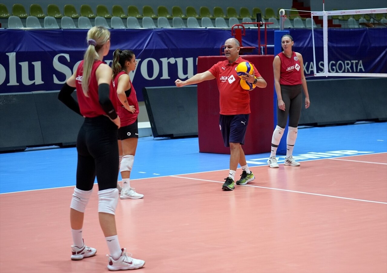 Vodafone Sultanlar Ligi'nde ilk kez mücadele edecek İzmir takımı Aras Kargo, TVF Atatürk Voleybol...