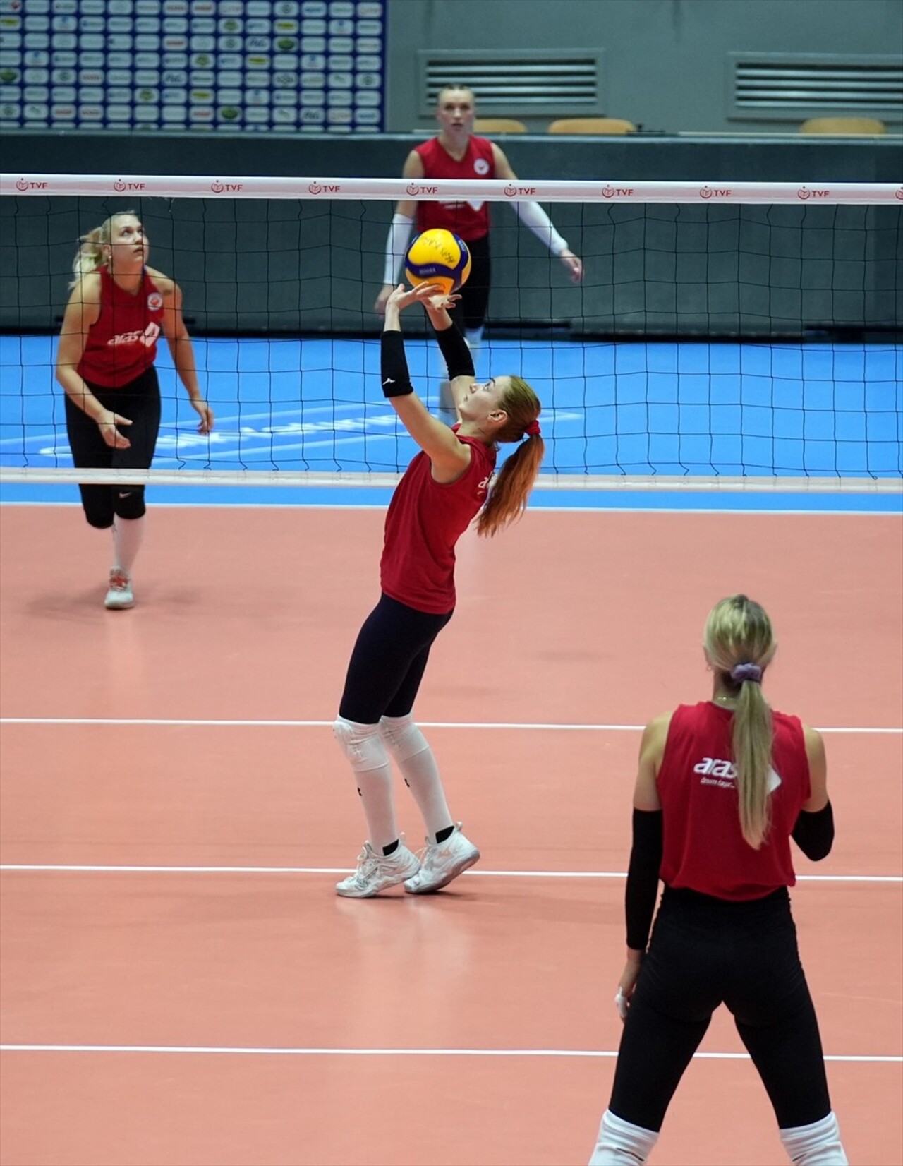 Vodafone Sultanlar Ligi'nde ilk kez mücadele edecek İzmir takımı Aras Kargo, TVF Atatürk Voleybol...