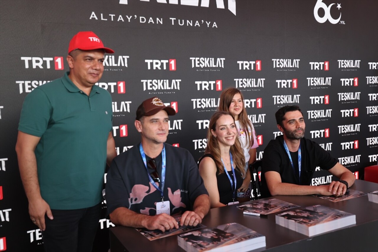 TRT'nin sevilen dizilerinden "Teşkilat"ın oyuncuları Yunus Emre Yıldırımer (sağda), Serdar Yeğin...