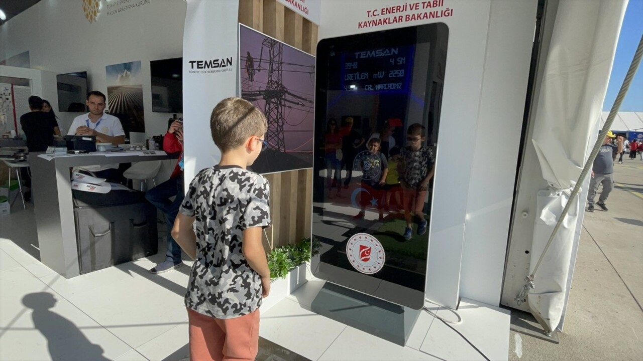 TEKNOFEST Adana'ya katılan küçükler, koşarak elektrik üretmeyi deneyimledi. Enerji ve Tabii...