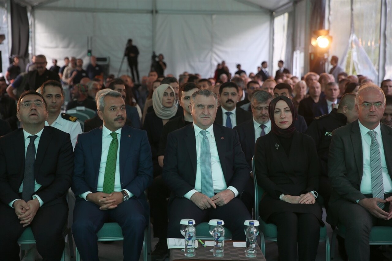 Gençlik ve Spor Bakanı Osman Aşkın Bak (ortada), Çamlıhemşin ilçesine bağlı Ayder Yaylası'ndaki...