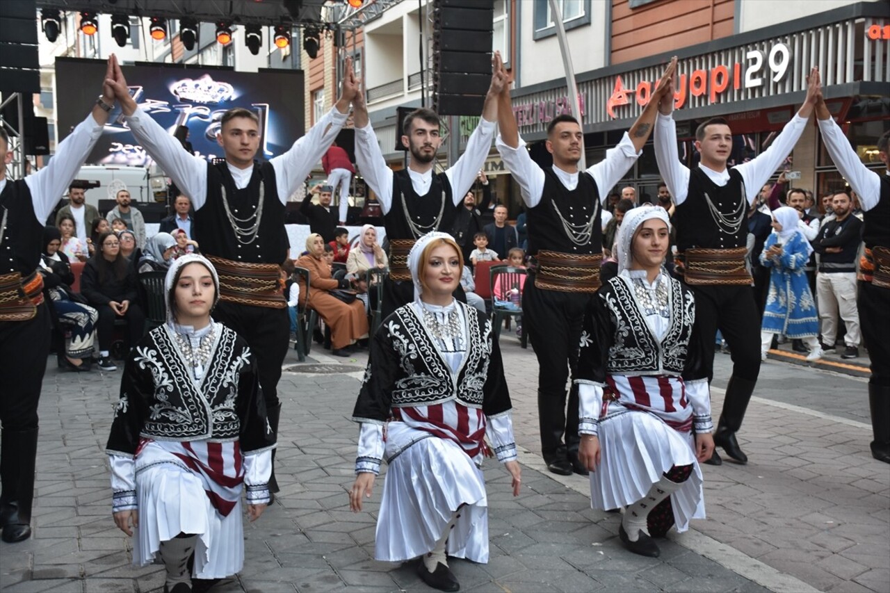 Gümüşhane'de 27. Kuşburnu, Pestil, Kültür ve Turizm Festivali düzenlendi. Festival kapsamında...