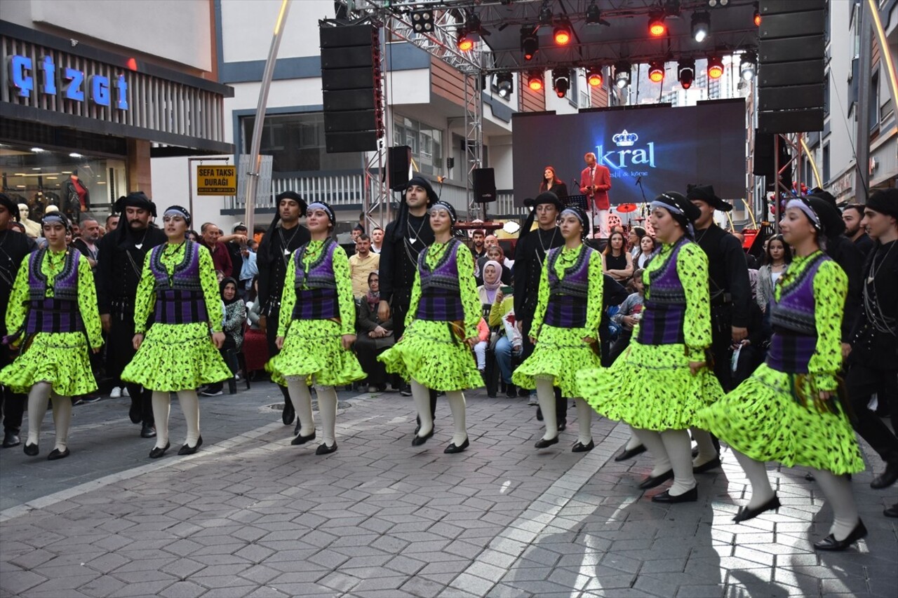 Gümüşhane'de 27. Kuşburnu, Pestil, Kültür ve Turizm Festivali düzenlendi. Festival kapsamında...