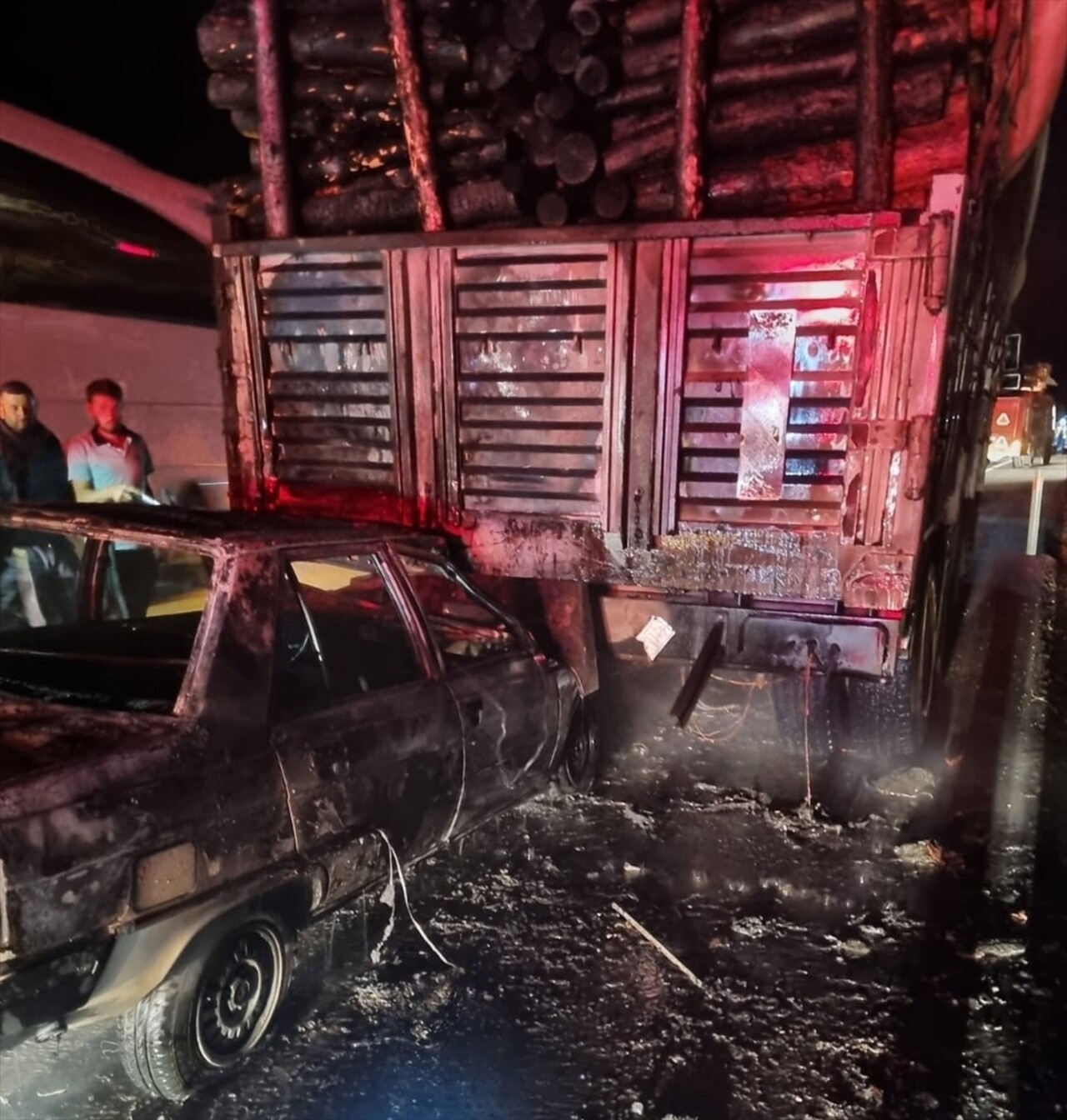 Burdur'un Çavdır ilçesinde tomruk yüklü tıra çarparak alev alan otomobilin sürücüsü ağır...