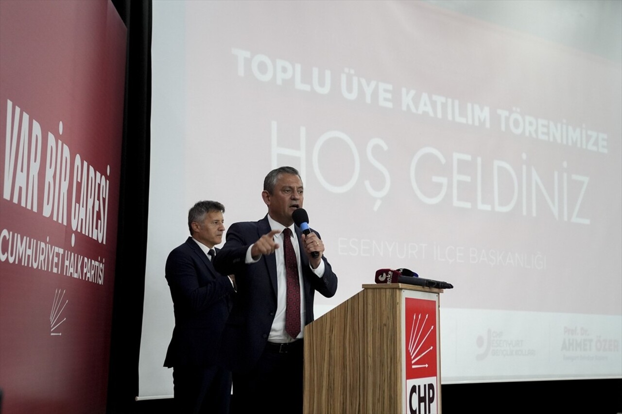 CHP Genel Başkanı Özgür Özel, Esenyurt'taki Nazım Hikmet Kültür Merkezi'nde partisince düzenlenen...