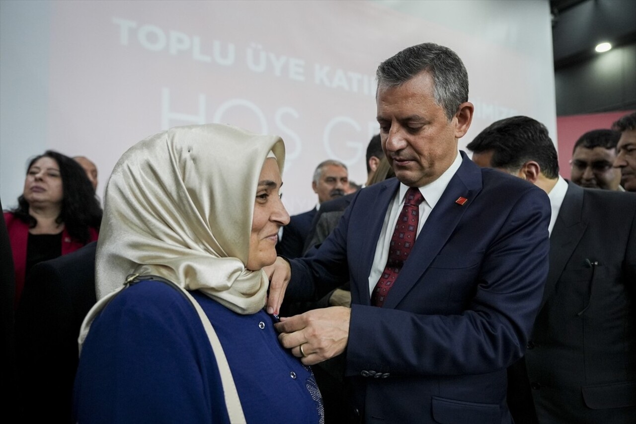 CHP Genel Başkanı Özgür Özel, Esenyurt'taki Nazım Hikmet Kültür Merkezi'nde partisince düzenlenen...