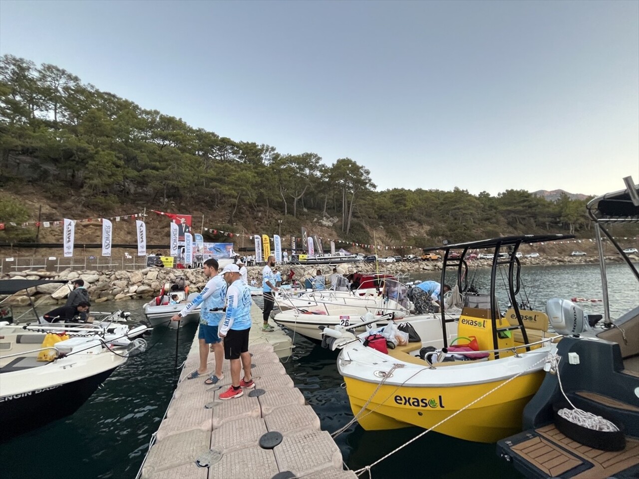 Antalya'nın Kumluca ilçesinde 50 tekne ve 150 kişinin katılımıyla düzenlenen amatör balık tutma...