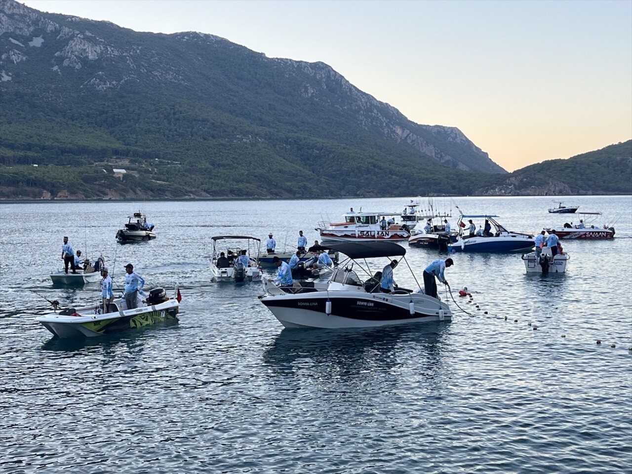 Antalya'nın Kumluca ilçesinde 50 tekne ve 150 kişinin katılımıyla düzenlenen amatör balık tutma...