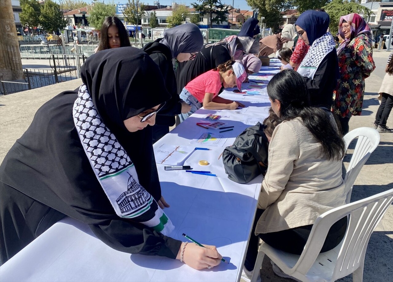 Kırşehir'de çocuklar, "Filistin İçin Sen de Çiz" etkinliğinde İsrail'i protesto etti. Kırşehir...