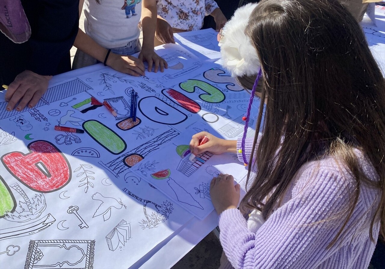 Kırşehir'de çocuklar, "Filistin İçin Sen de Çiz" etkinliğinde İsrail'i protesto etti. Kırşehir...