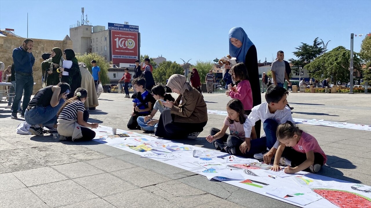 Kırşehir'de çocuklar, "Filistin İçin Sen de Çiz" etkinliğinde İsrail'i protesto etti. Kırşehir...