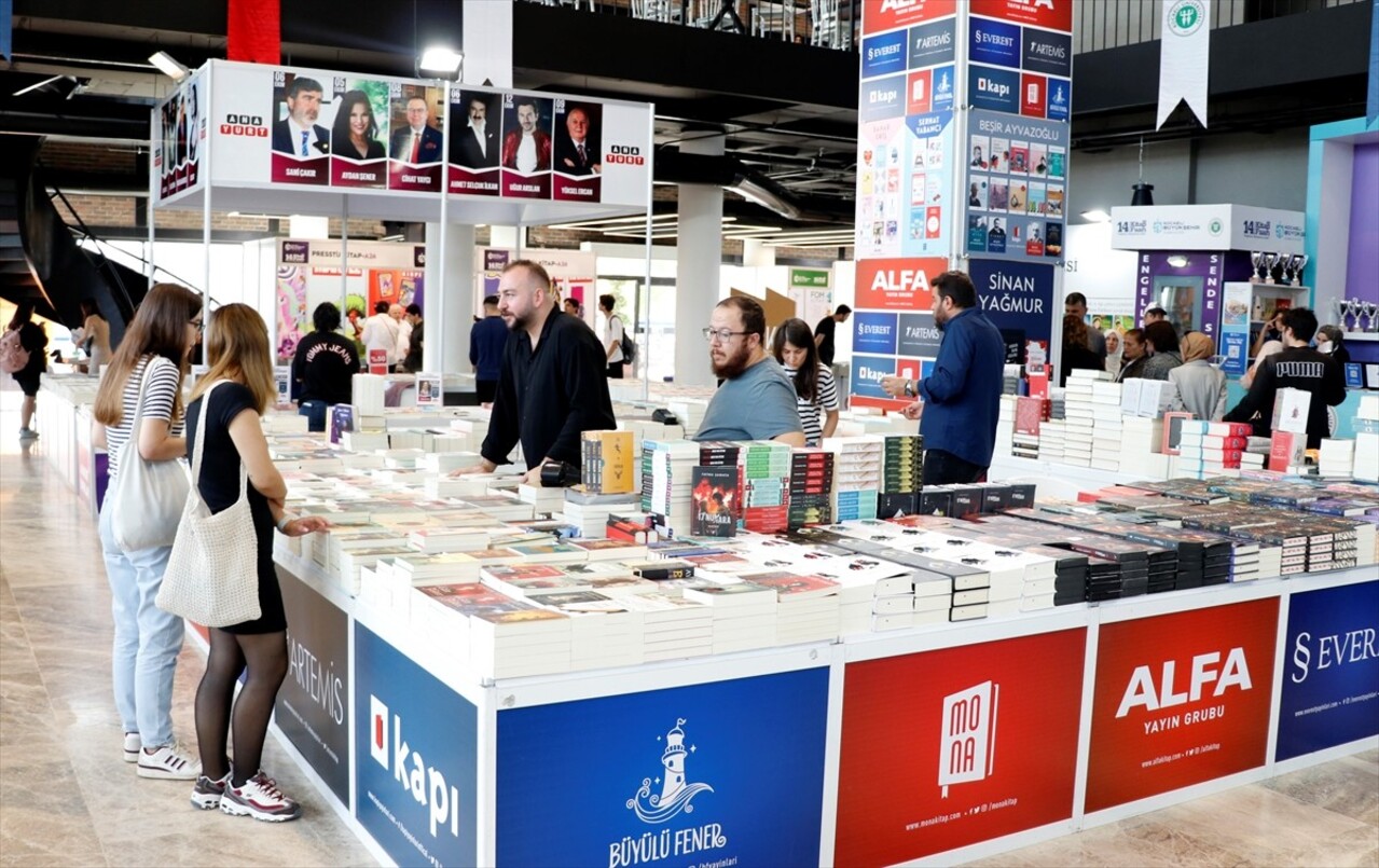  Kocaeli Büyükşehir Belediyesince "Savaşın ve Acının Edebiyatı" temasıyla düzenlenen 14. Kocaeli...